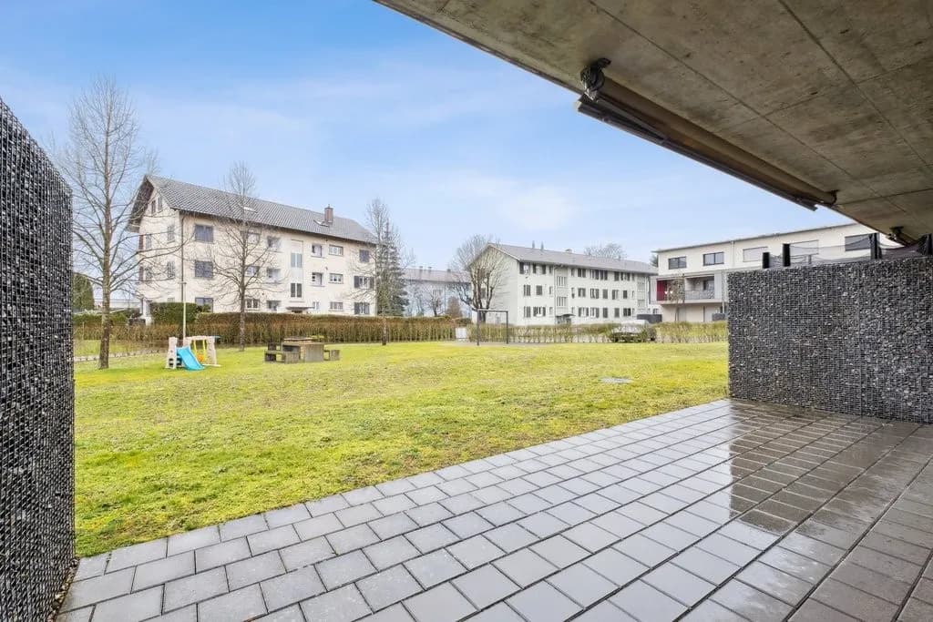 Viel Wohnraum und zwei gedeckte Sitzplätze