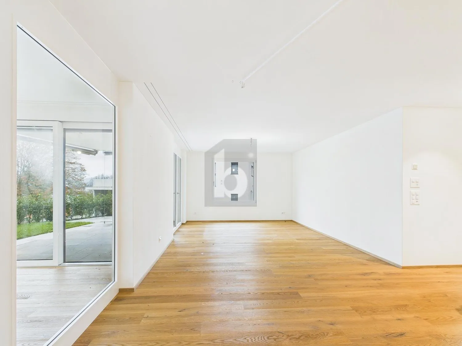 HOCHWERTIG MIT SONNIGEM GARTEN UND SITZPLATZ!