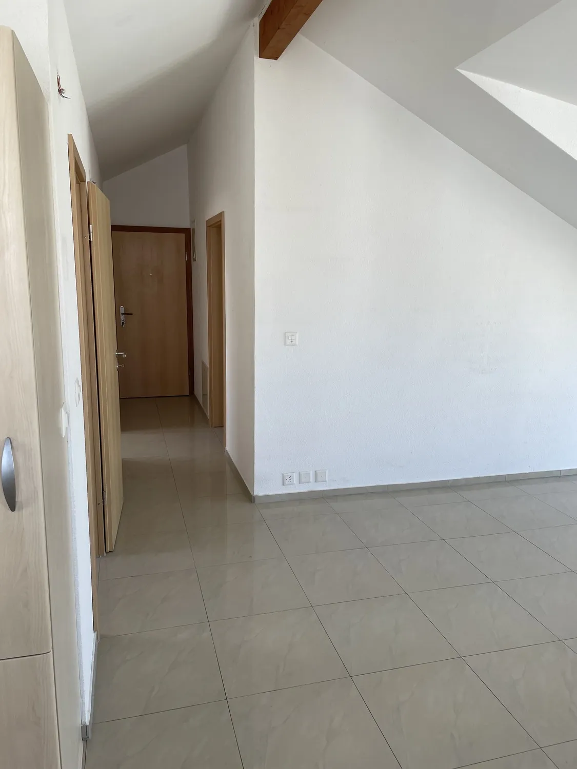 Helle, moderne Dachwohnung mit reizendem Umschwung!