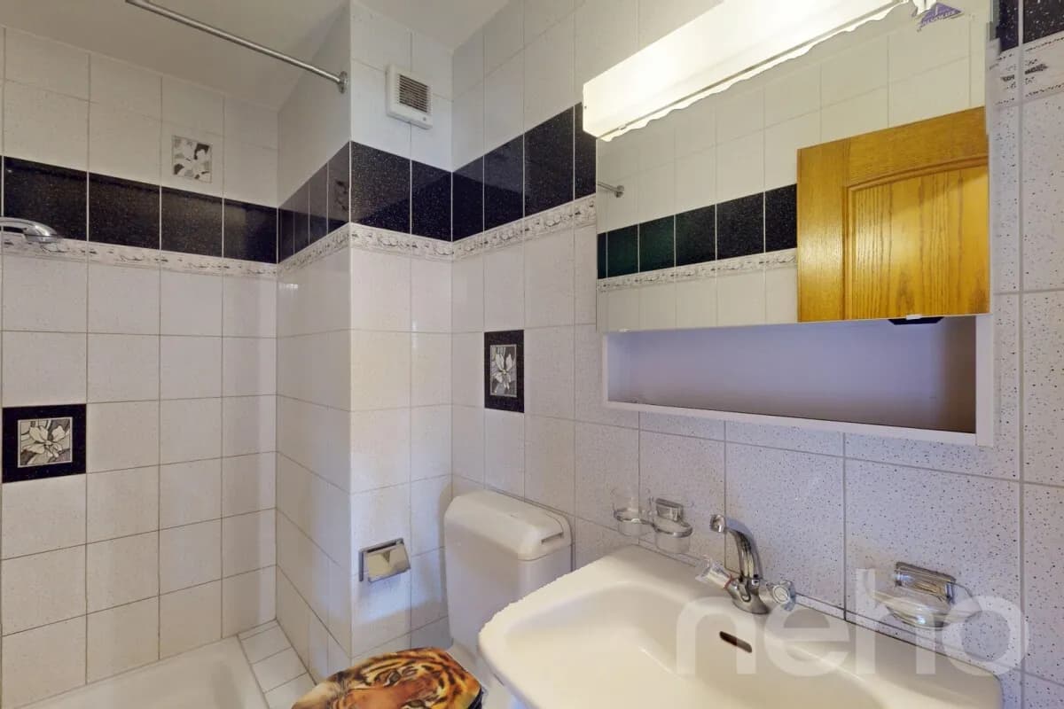 Helle 4.5-Zi.-Wohnung mit Aussicht, Cheminée und zwei Parkplätzen