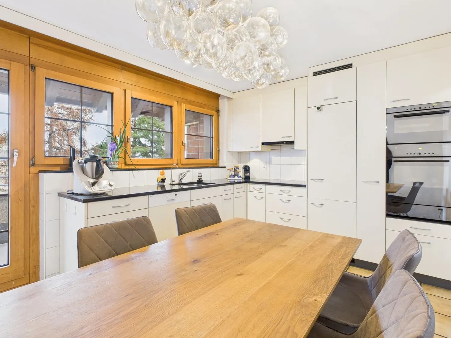 Grosszuegige 5.5-Zimmer Maisonette-Wohnung mit Seesicht in Freienbach