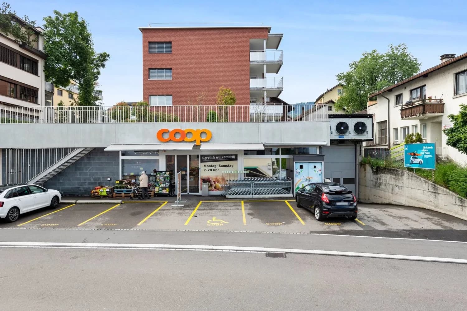 Grosszügige Attikawohnung mit Einkaufsmöglichkeit im Haus!