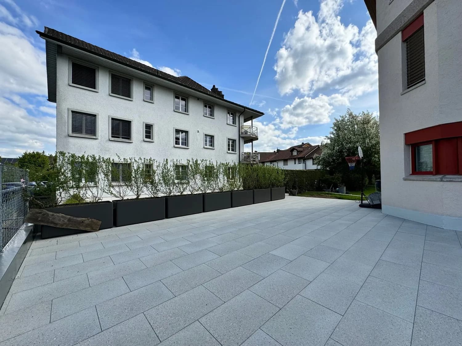 Den Sommer auf den Terrassen der hellen Attika- Maisonette in Henggart geniessen?