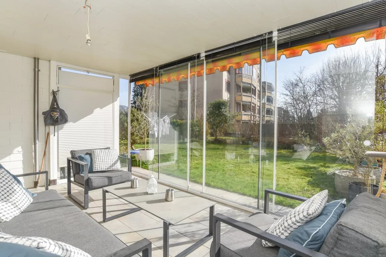 Renovierte Parterre-Wohnung mit Wintergarten und Gartenanteil