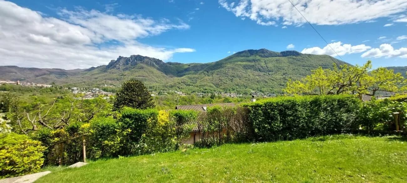 Interessantes EFH mit Lift und Grottino zu verkaufen   Vendesi interessante casa indipendente con ascensore e grottino.