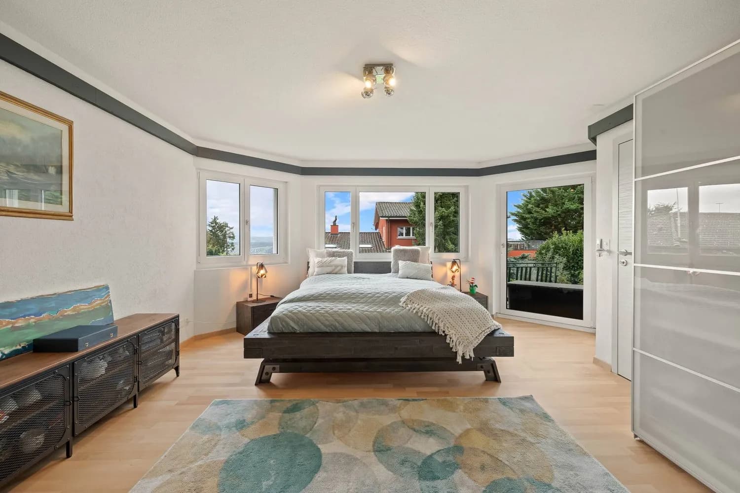 STILVOLL RENOVIERTES FAMILIENHAUS MIT VIEL WOHNQUALITÄT