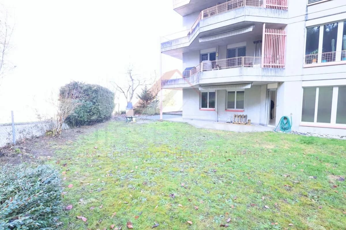 Moderne 4.5-Zimmer-Erdgeschosswohnung mit 36 m² Sitzplatz, Einzelgarage und stufenlosem Zugang in Studen BE