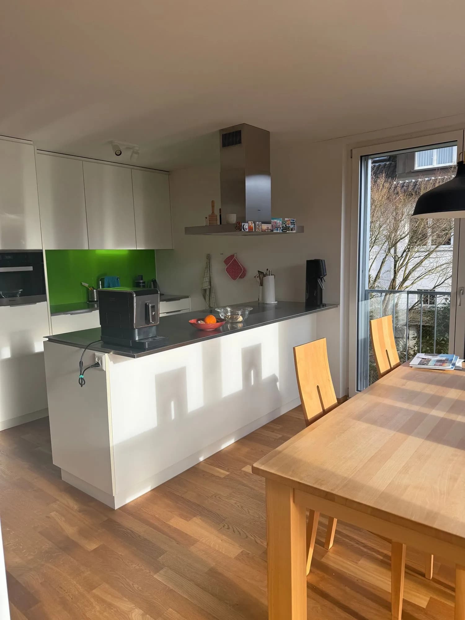 Moderne 3.5-Zimmer-Maisonette mit Parkplatzmöglichkeit, Birmensdorf