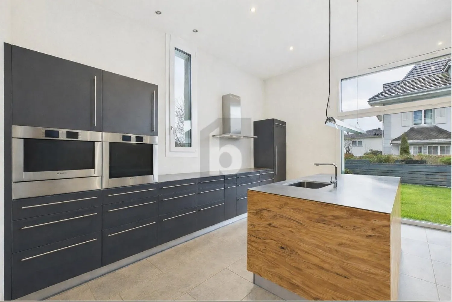 HOCHWERTIG, HELL & MIT AUSSENBEREICH