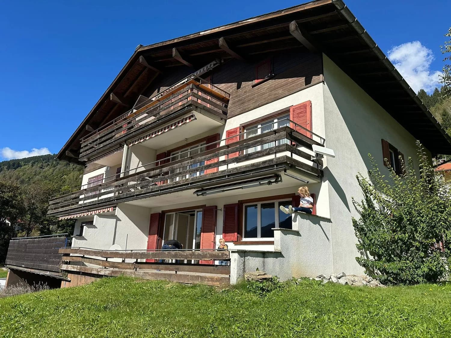 Ruhige 3.5-Zimmer-Wohnung mit praktischem Einstellplatz, Saas im Prättigau