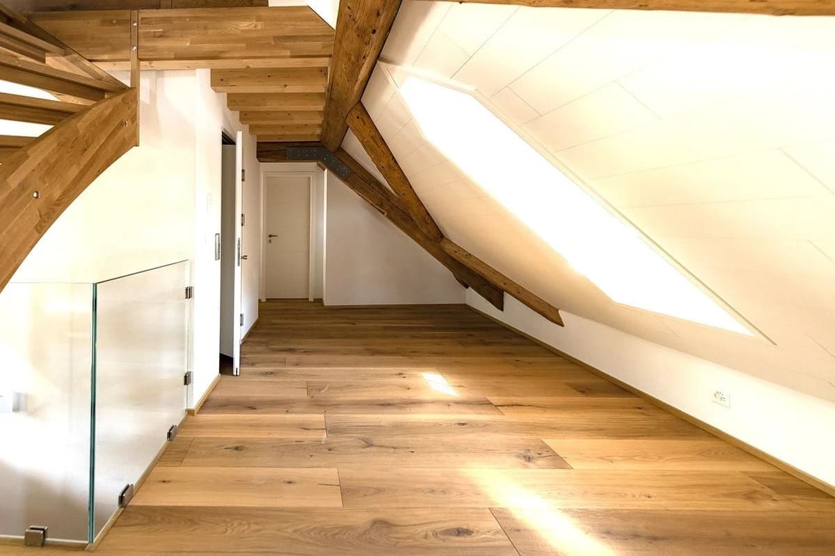 Grosse, moderne Dachwohnung mit direktem Liftzugang