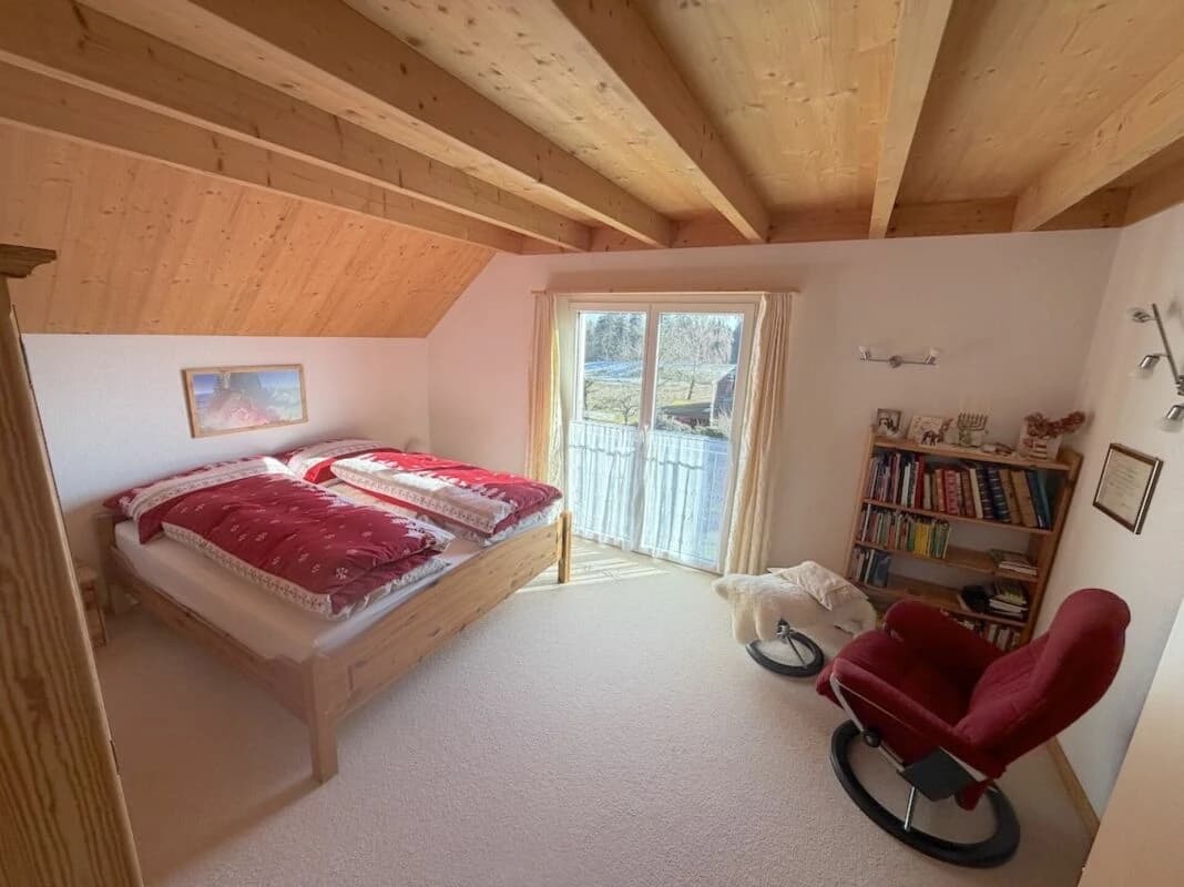 Einfamilienhaus mit separatem Eingang und Büro mit Toilette.