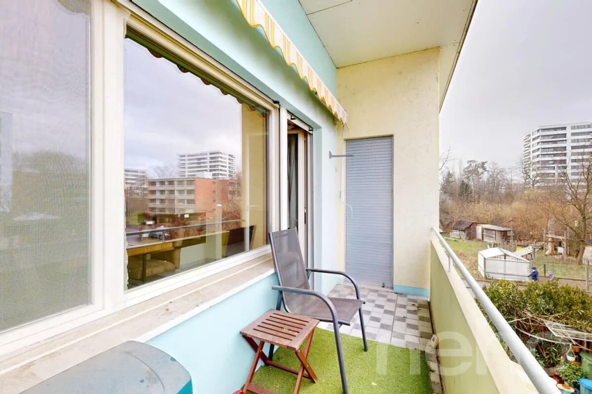 Maisonette-Dachwohnung mit drei Balkonen und eigenem Gartenanteil