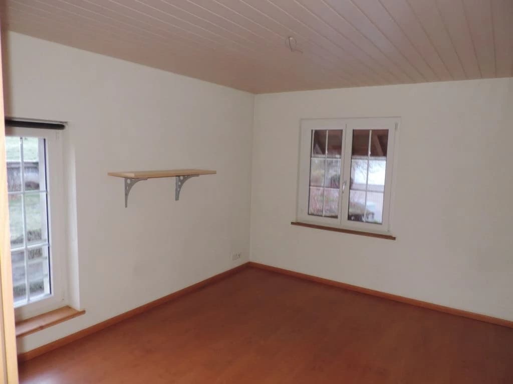 Grosszuegige 3.5-Zimmer-Wohnung mit sonnigem Balkon in Schnotwill