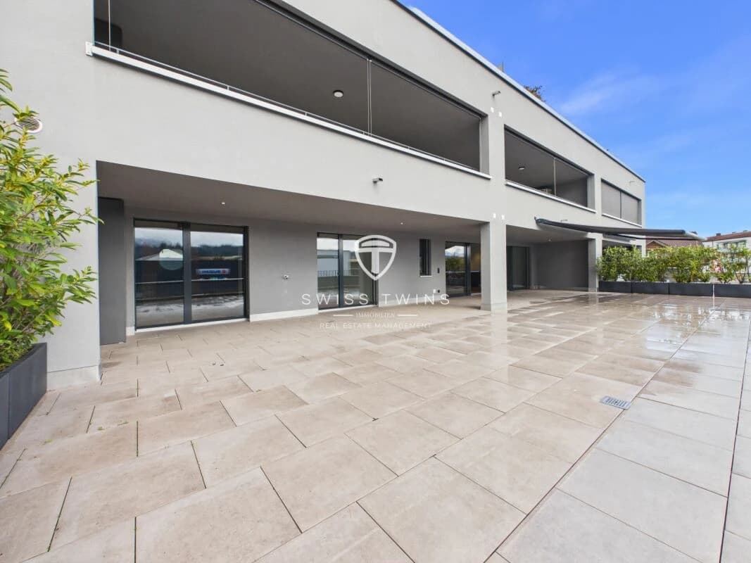 Luxuriöse 3.5-Zimmer-Terrassenwohnung mit 132m² Privat-Terrasse und traumhafter Aussicht auf Pilatus & Rigi