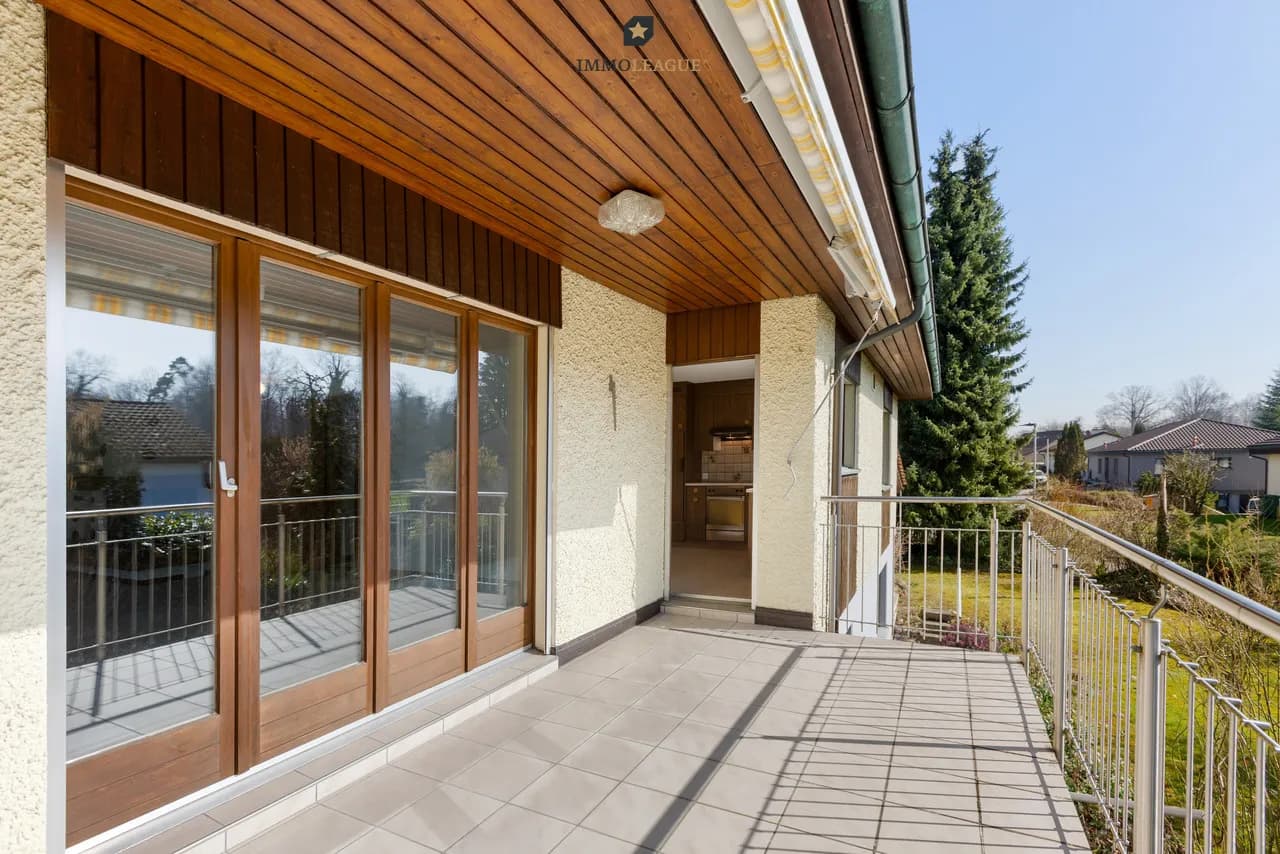 Freistehendes Einfamilienhaus mit grossem Umschwung.