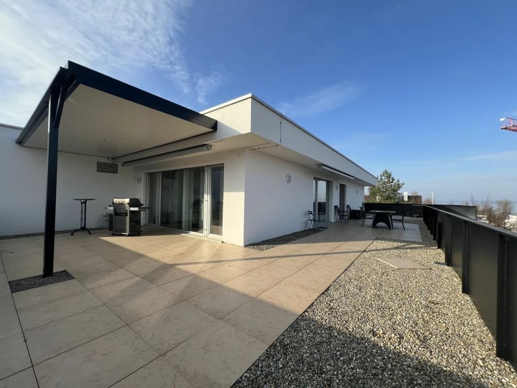 Über den Dächern von Arbon: Attikawohnung mit sonniger Dachterrasse und Seeblick