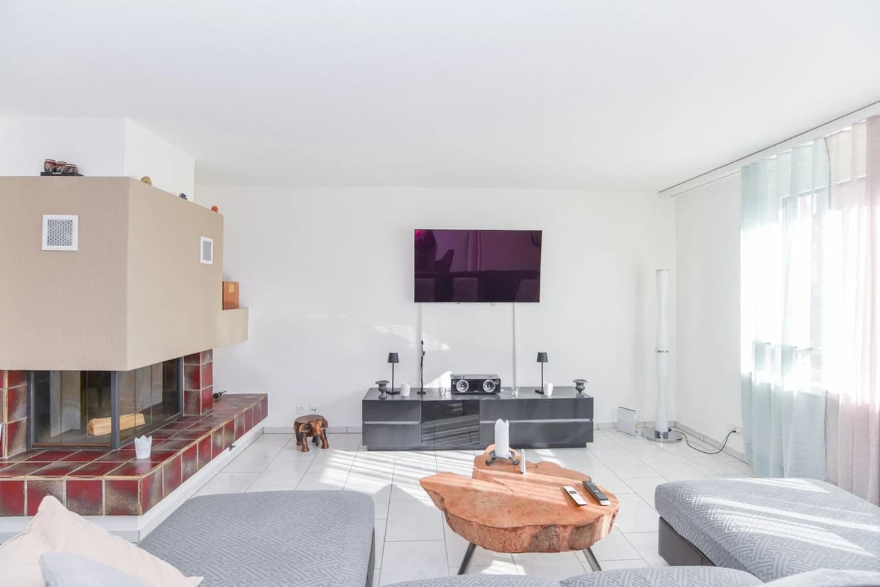 Renovierte Parterre-Wohnung mit Wintergarten und Gartenanteil