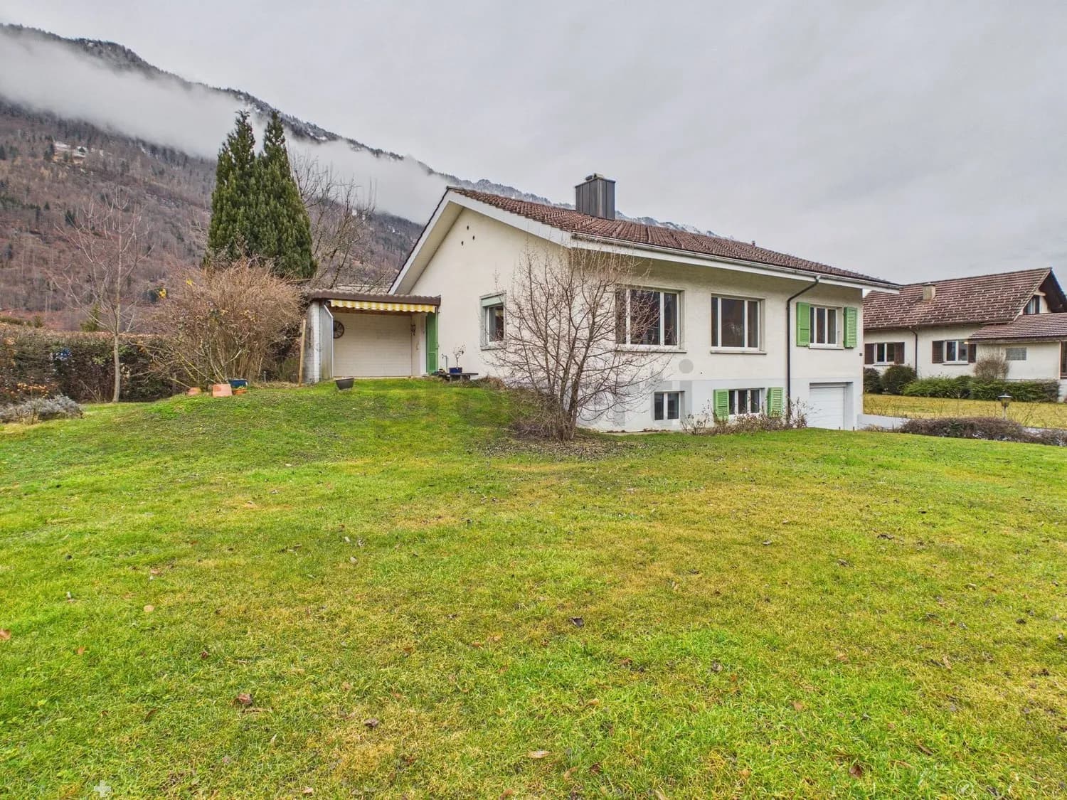 5.5-Zimmer-Einfamilienhaus mit praktischem Parkplatz, Interlaken