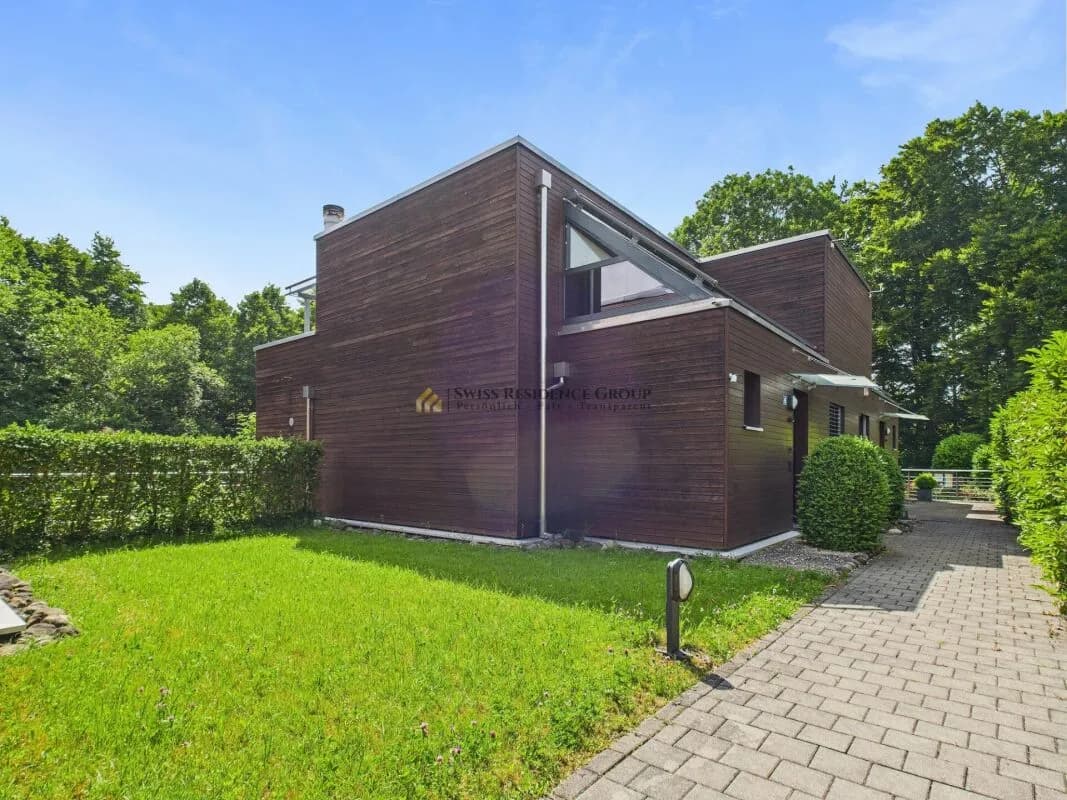 Exklusives Doppelfamilienhaus mit Gartenparadies und Waldblick in Rüschlikon