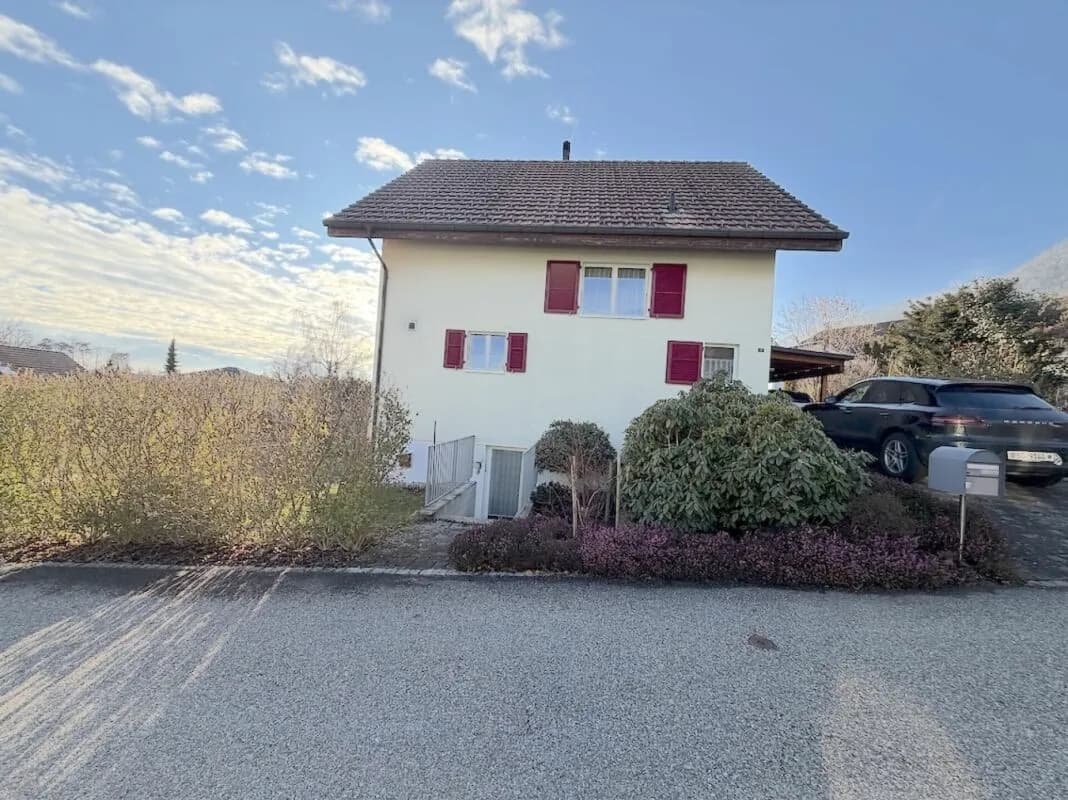 Einfamilienhaus mit separatem Eingang und Büro mit Toilette.