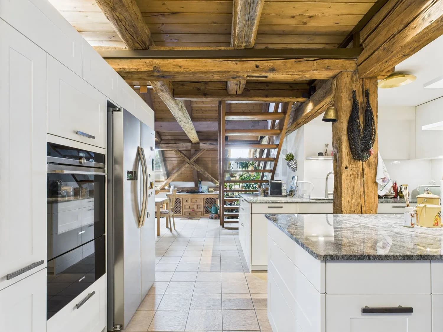 Exquisite 5.5-Zimmer Dachwohnung mit Gartenbereich in Oberglatt