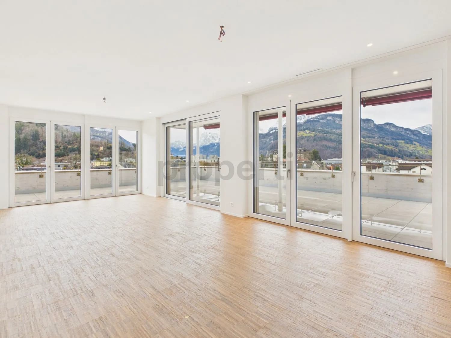 Moderne 4.5-Zimmer-Attikawohnung mit Terrasse, Brunnen