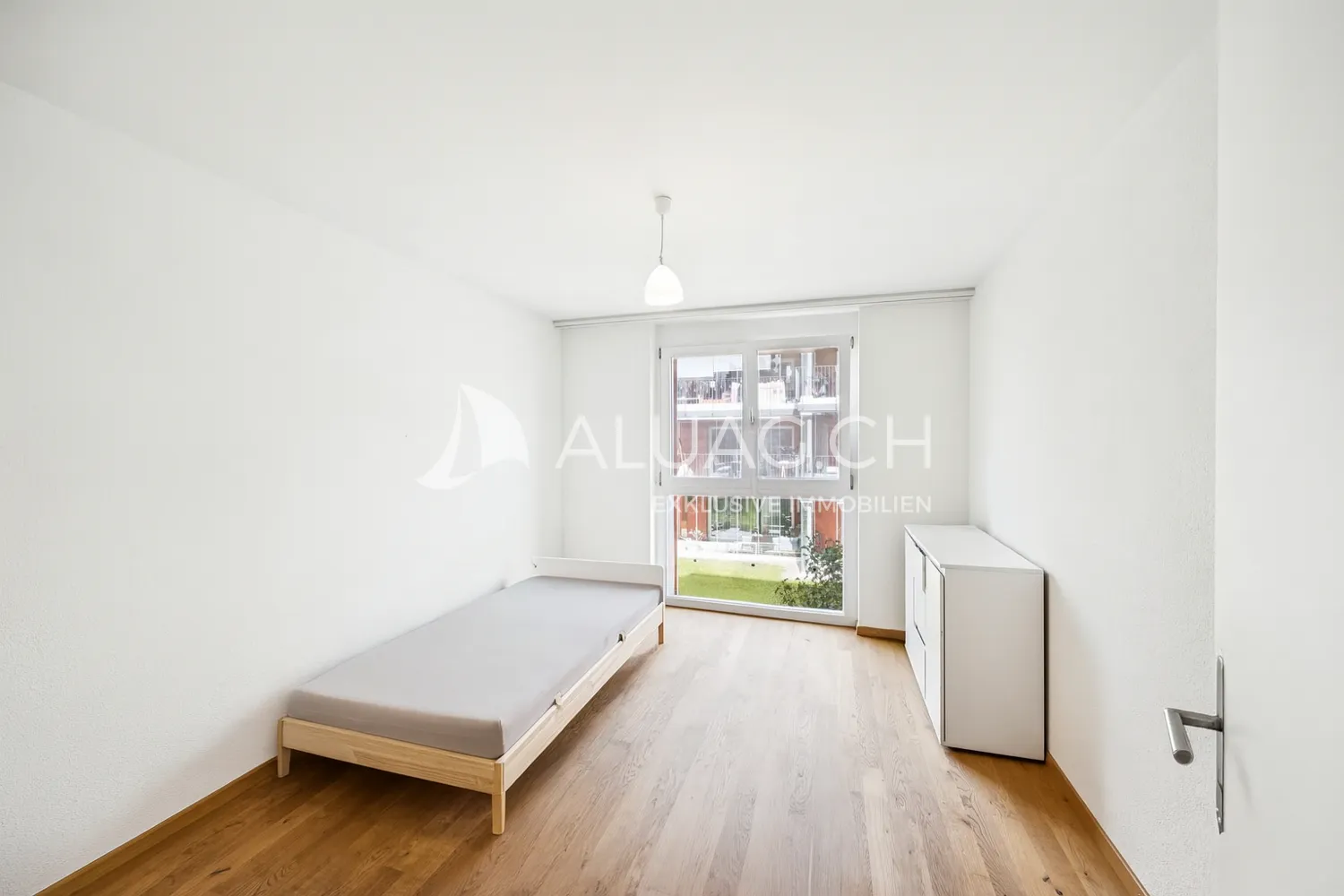 HELLE 4.5 ZIMMER WOHNUNG MIT WINTERGARTEN