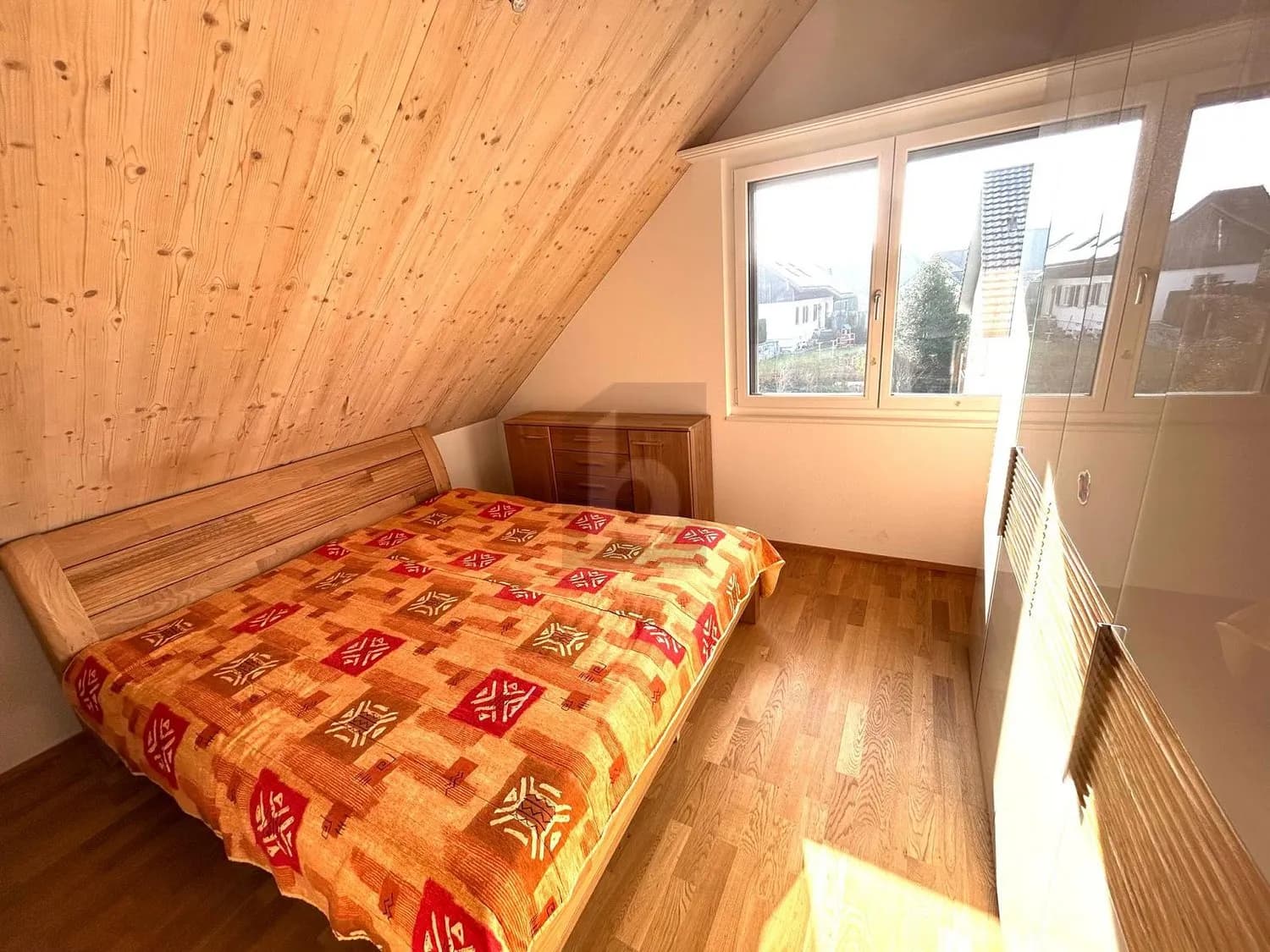 SCHALLISOLIERT UND WARME ATHMOSPHÄRE