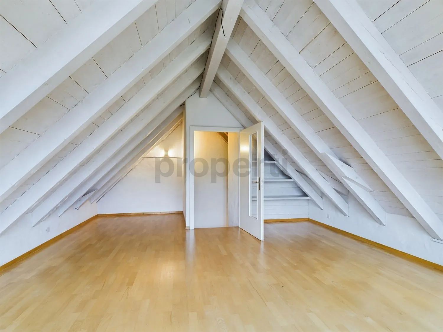 Ruhiges 3.5-Zimmer-Duplex-Haus mit schönem Garten und kleinem Teich in Maisprach