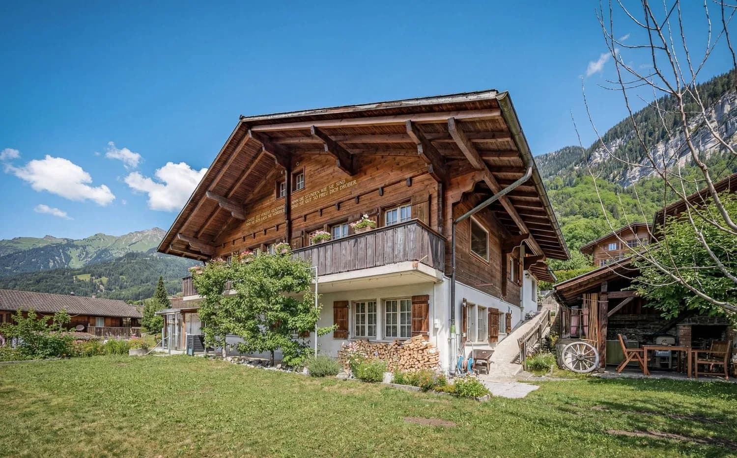 CHALET GENUSS MIT BLICK AUFS BRIENZER ROTHORN