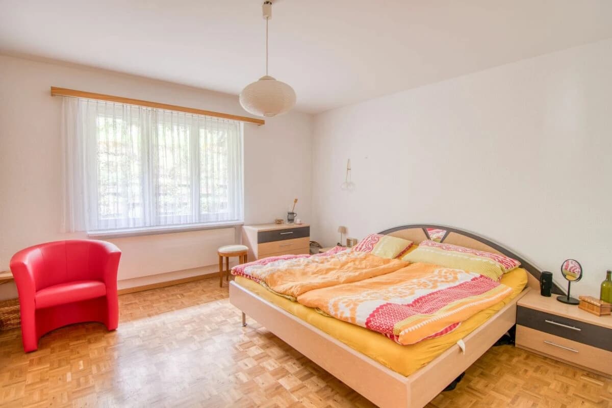 Grosszügiges 6.5-Zimmer-Einfamilienhaus mit Einliegerwohnung, Doppelgarage, 1'053 m² Gartenparadies und Weitsicht auf die Alpen