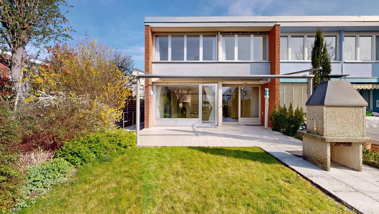 Attraktives 5.5-Zimmer-Reiheneckhaus mit Garage an wunderbarer Lage