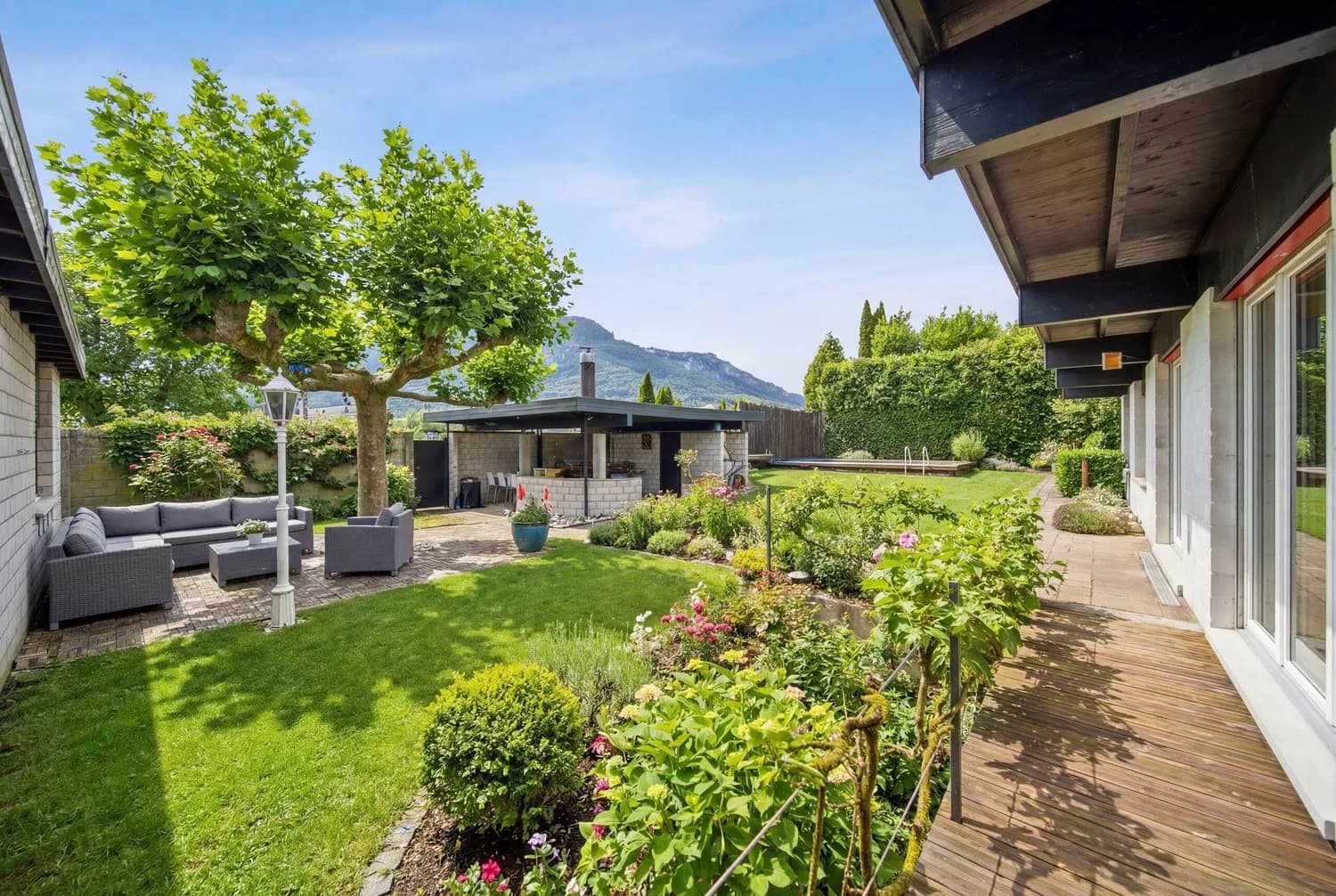 STRATEGISCHE BESTLAGE - BUNGALOW-ÄHNLICHES HAUS MIT 412 M² GESAMTNUTZFLÄCHE