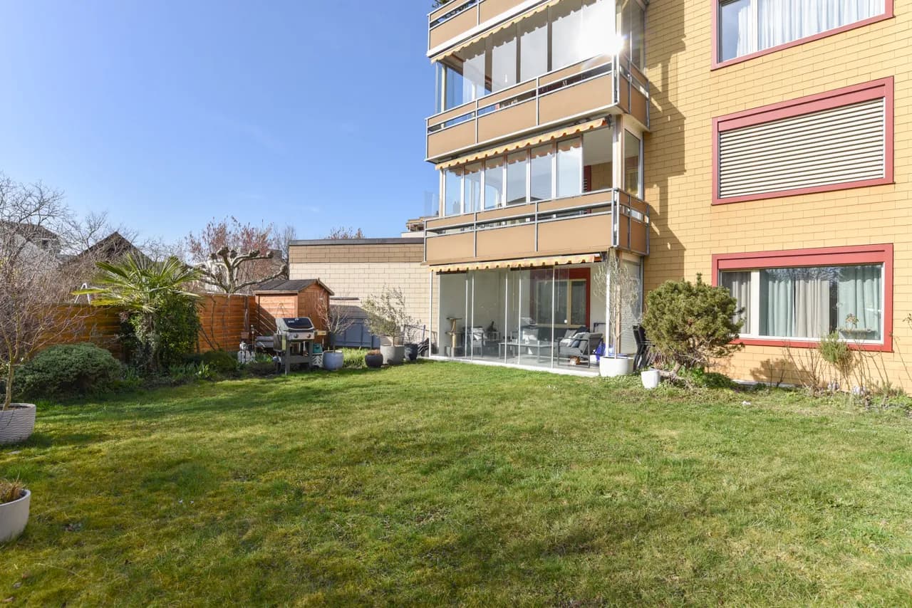 Renovierte Parterre-Wohnung mit Wintergarten und Gartenanteil