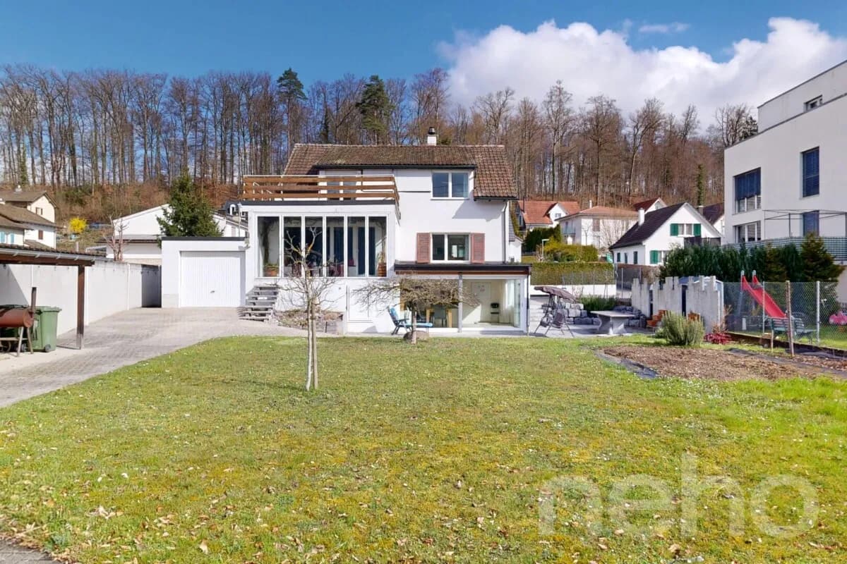 Freistehendes Einfamilienhaus mit grossem Grundstück in Würenlos