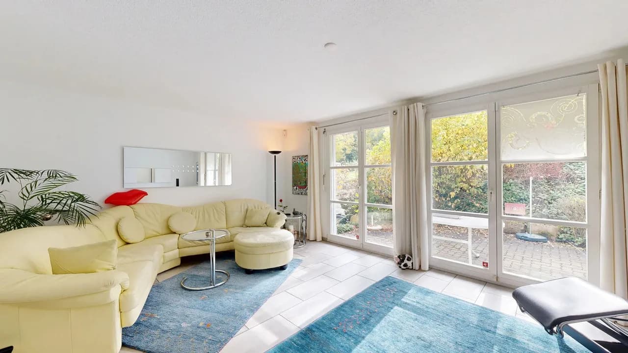 Helles 5.5-Zimmer-Doppelhaus mit Carport und zwei Aussenparkplätzen