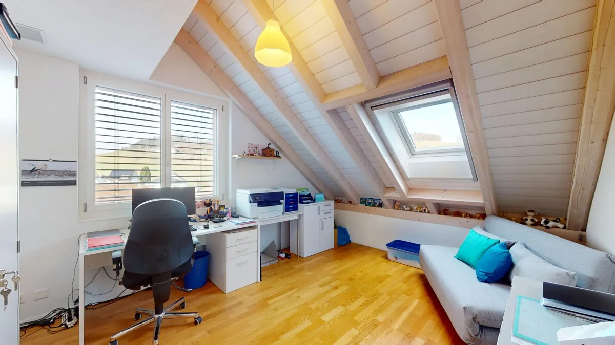 LICHTDURCHFLUTETE 5.5-ZIMMER- DACHWOHNUNG MIT AUSGEBAUTEM DACHRAUM