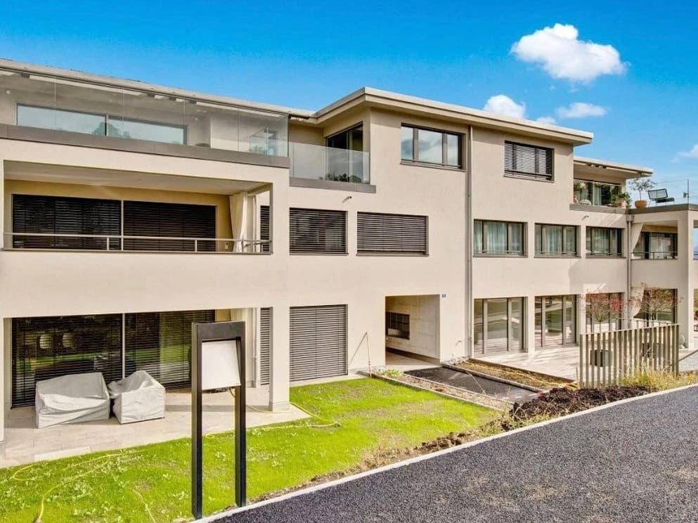 Moderne 3.5-Zimmer-Wohnung mit Lift und Einstellhalle, Richterswil