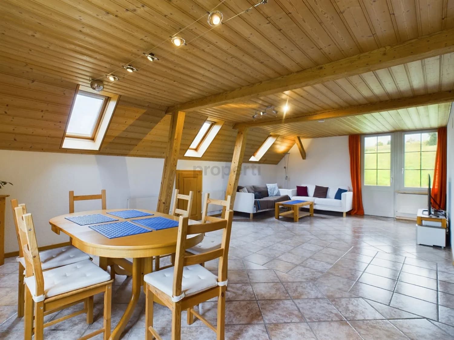 Charmante 4.5-Zimmer-Maisonette mit Balkon in Enggistein