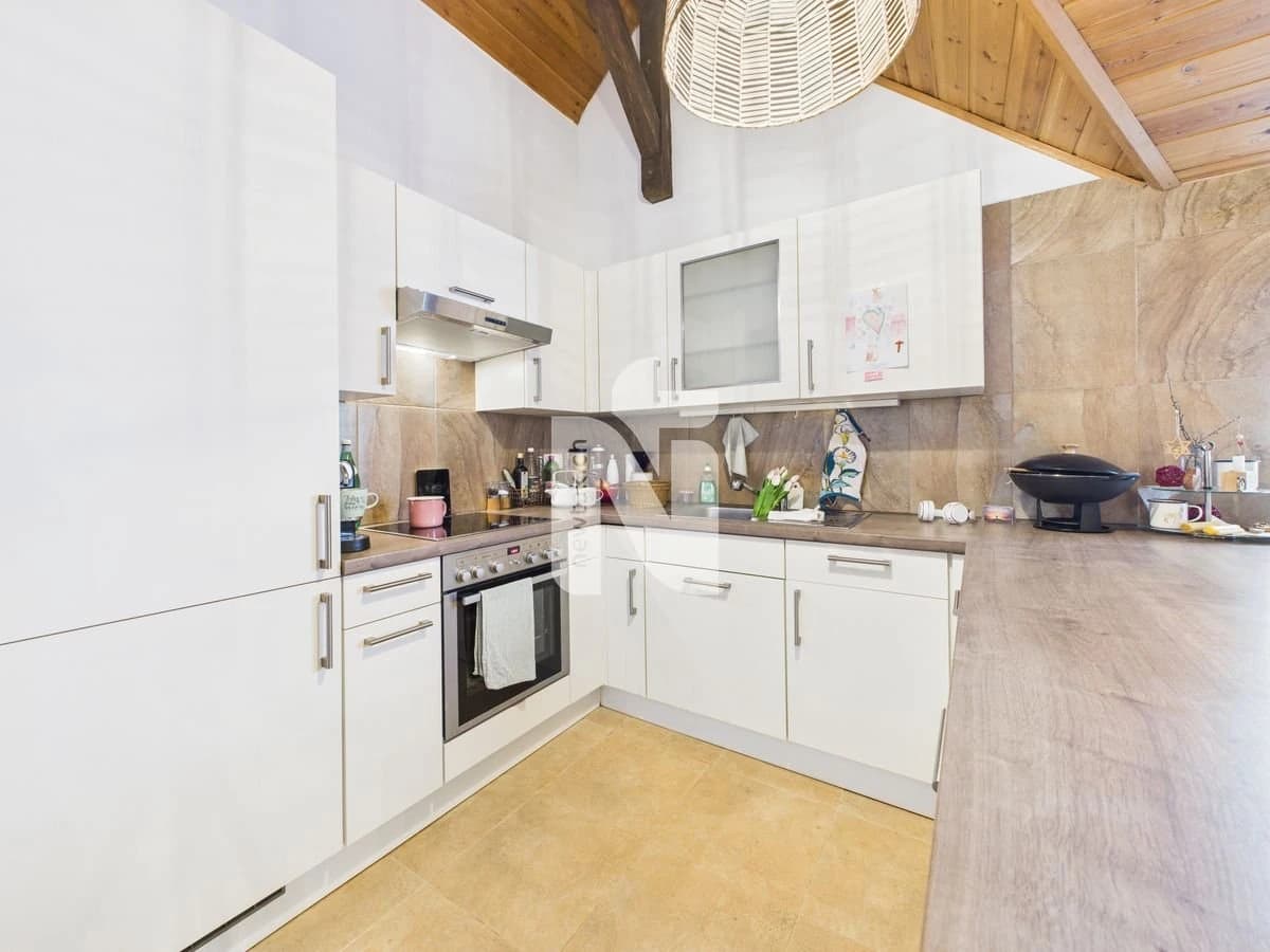 Charmante 2,5-Zimmer-Maisonette mit Terrasse, Ausblick und Naturfels