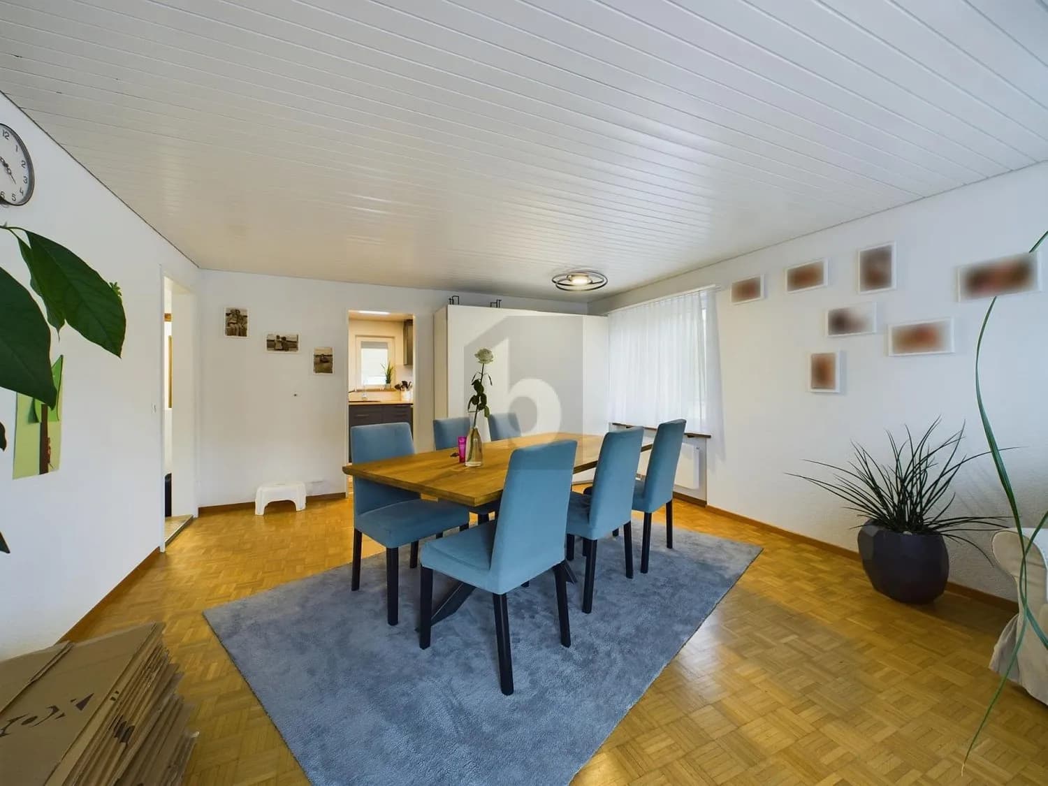 FREISTEHEND MIT VIEL UMSCHWUNG