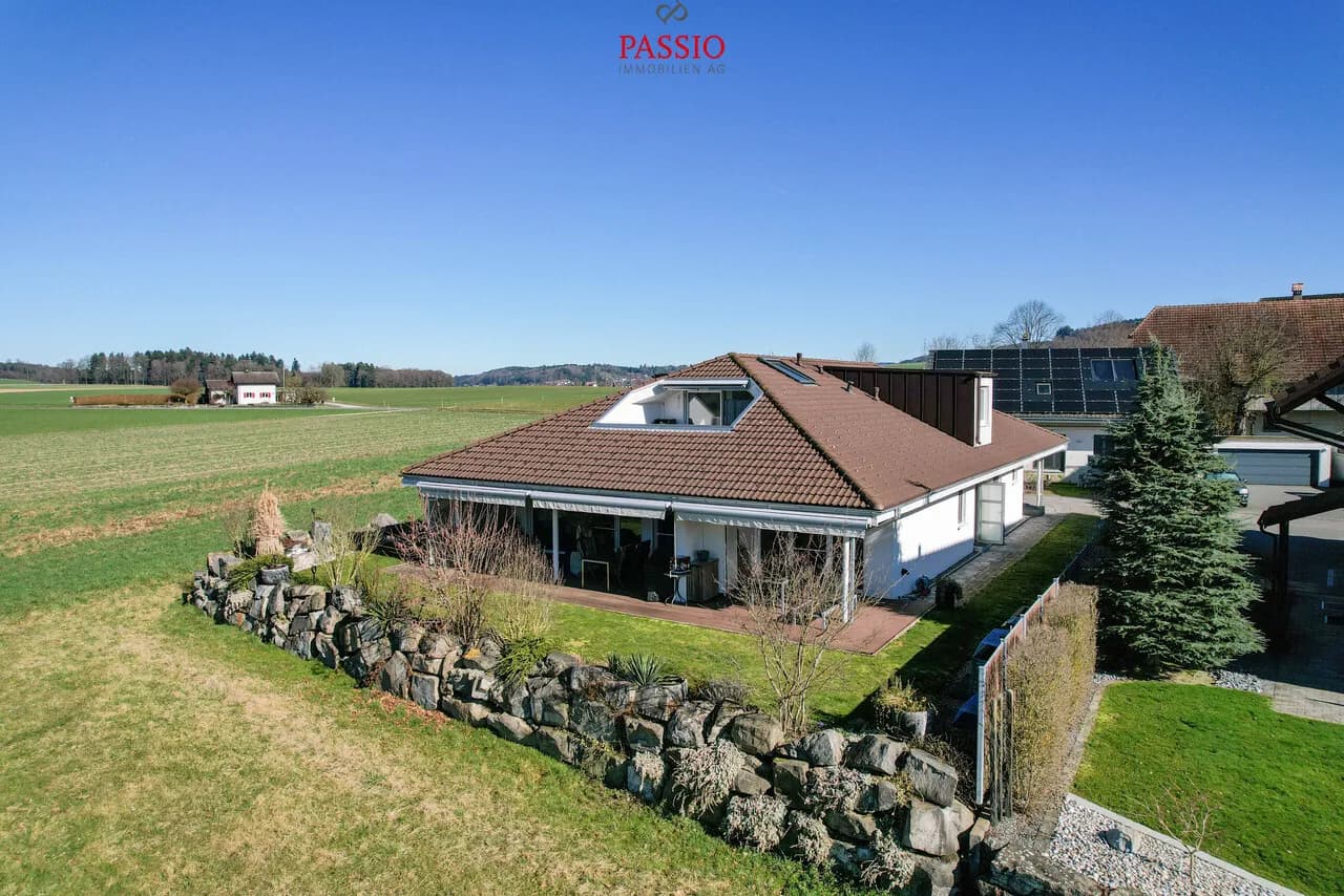 8.5-Zimmer-Mehrfamilienhaus mit 3 Wohnungen an unverbaubarer Lage