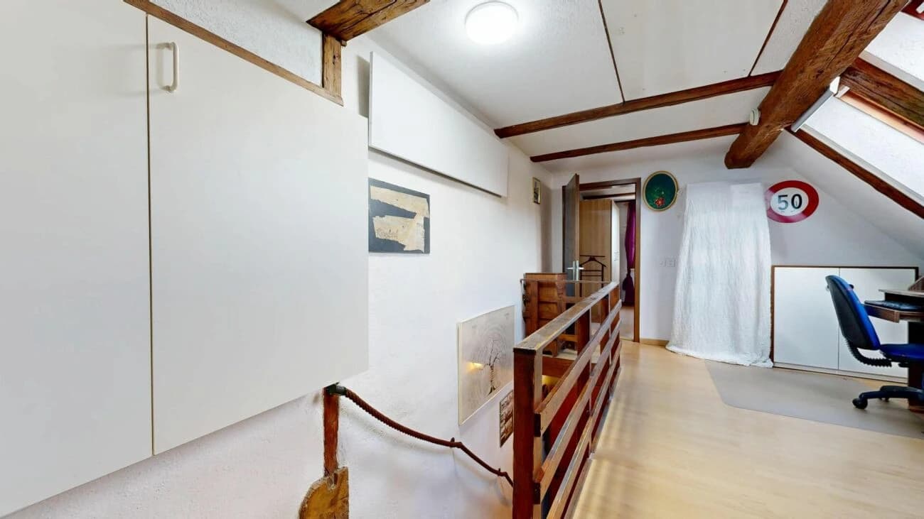 Charmanter Hausteil mit separatem Atelier und grossem Garten