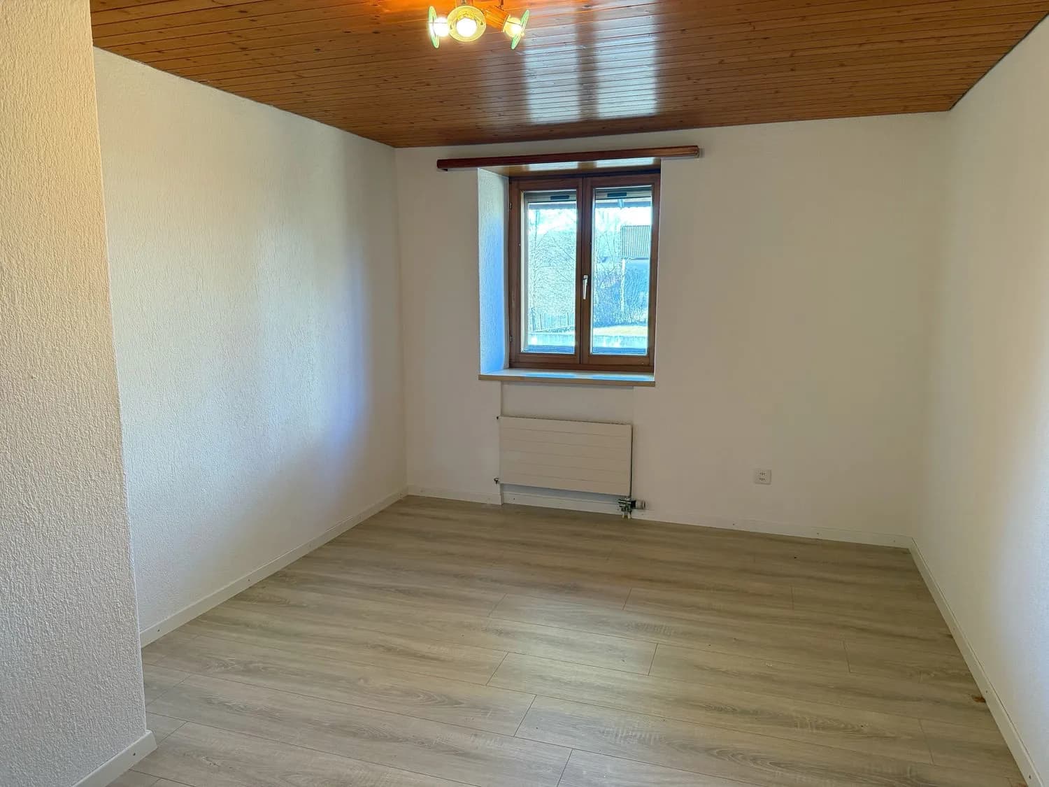 Modernisierte 4-Zimmer-Wohnung mit praktischem Parkplatz, Beggingen