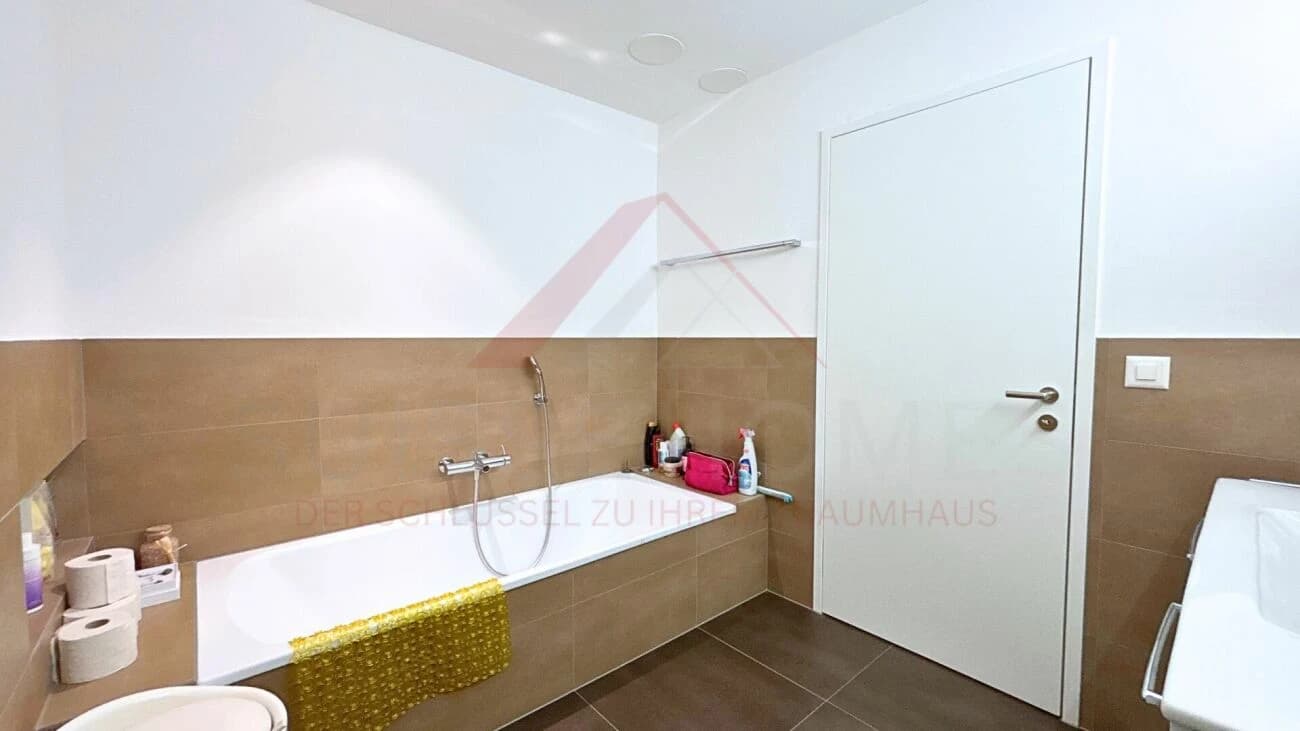 Moderne 5.5-Zimmer-Maisonette mit Loggia, Designküche und Minergie-Standard in zentraler Lage