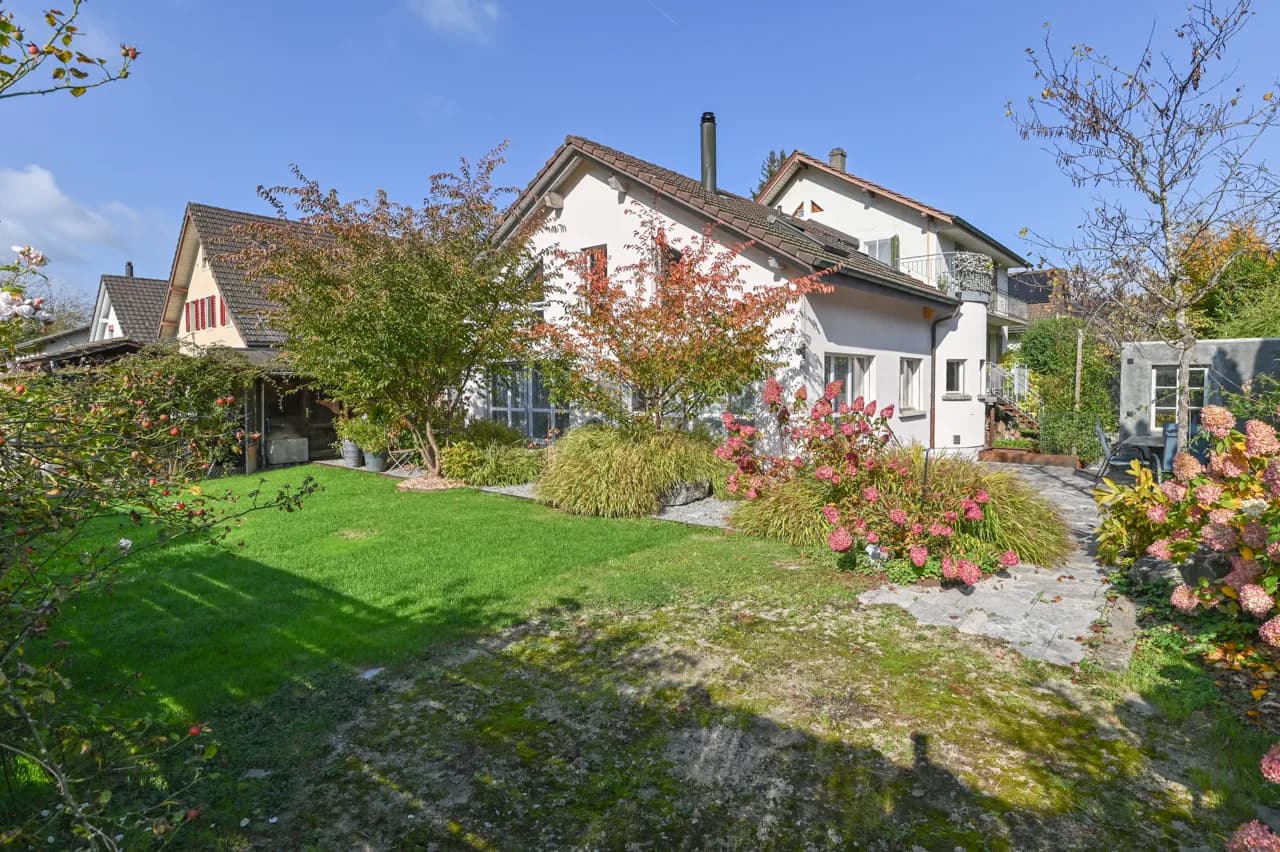 Renoviertes Zweifamilienhaus mit viel Platz und schönem Garten