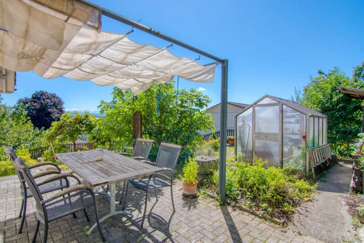 Grosszügiges 6.5-Zimmer-Einfamilienhaus mit Einliegerwohnung, Doppelgarage, 1'053 m² Gartenparadies und Weitsicht auf die Alpen