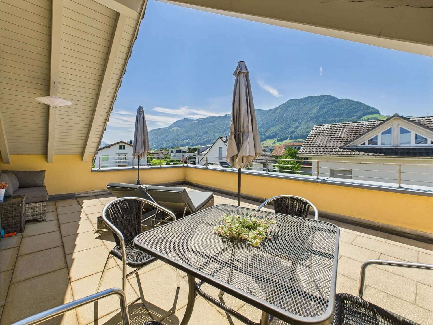 Grosszügige Haushälfte in ruhigem Wohnquartier mit Top-Anbindung an zentrumsnaher Lage