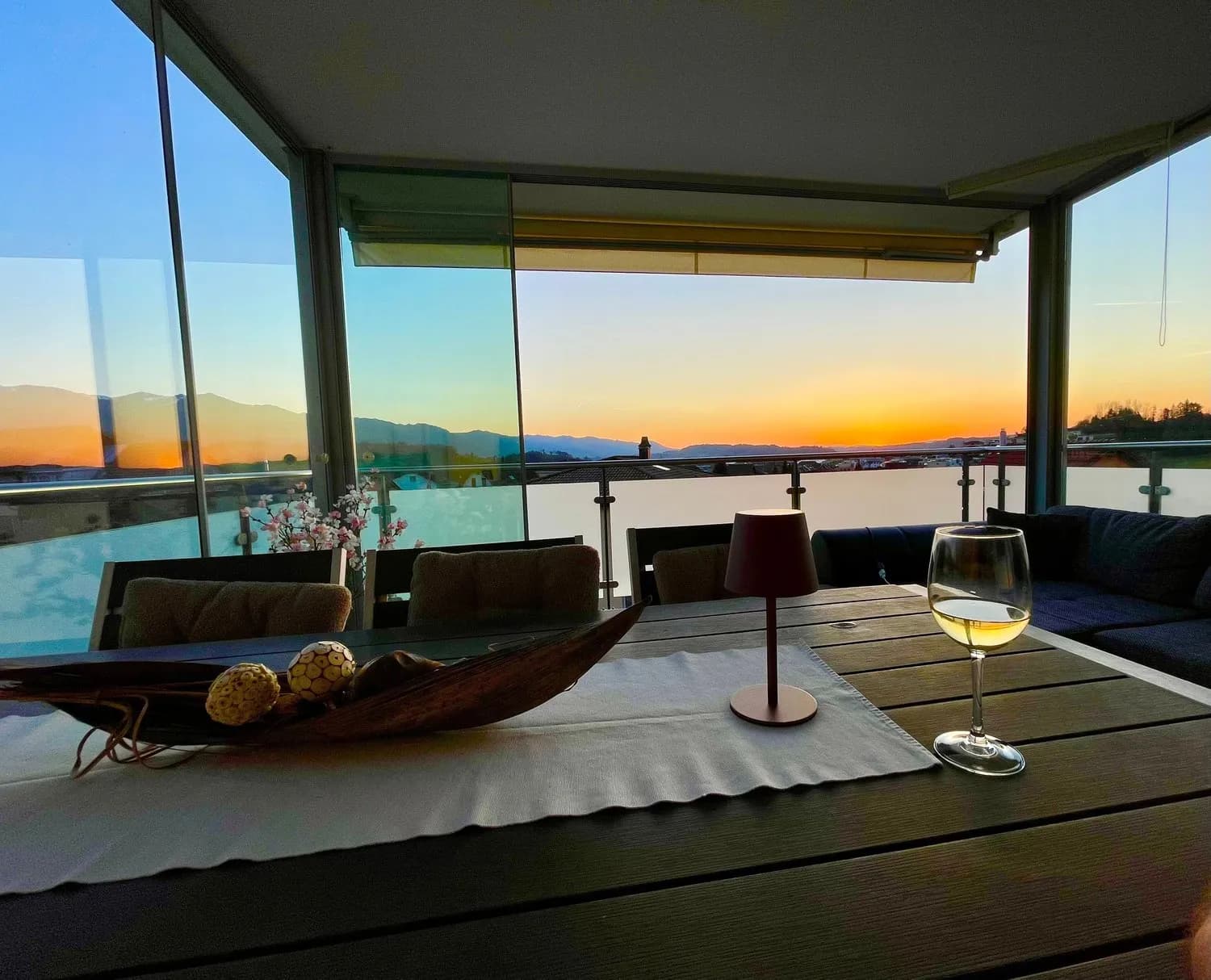 WG-Zimmer mit Wintergarten in der zuckerloser Küche.